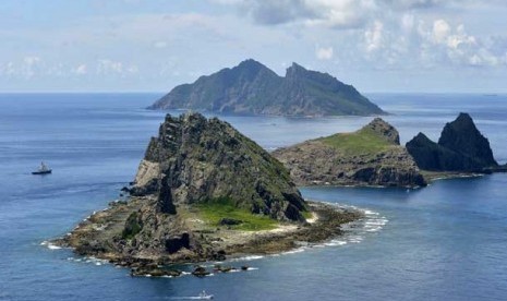  Pulau Minamikojima (depan), Kitakojima (kanan tengah) dan Uotsuri (belakang) yang terletak di Laut Cina Timur, di Jepang disebut pulau Senkaku sedangkan di Cina Diaoyu.