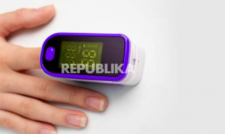 Pulse oksimeter. Ketahui cara memakai oksimeter nadi yang benar agar hasil pengukuran saturasi oksigen akurat.