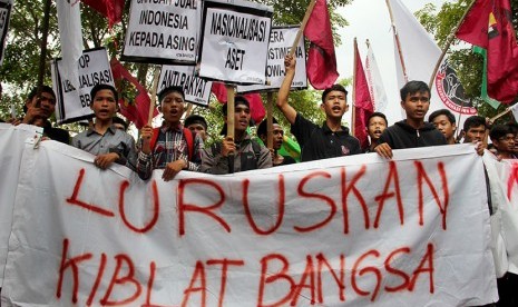 Puluhan aktifis lingkungan dan mahasiswa yang tergabung dalam RPL (Rakyat Pembela Lingkungan) berunjuk rasa di depan Gedung DPRD Banten, di Curug, Serang, Selasa (10/11).