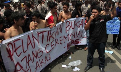 Puluhan aktivis anti korupsi berunjuk rasa mengecam politik dinasti saat Gubernur Banten Atut Chosiyah melantik adik kandungnya Haerul Jaman menjadi Walikota Serang di Serang, Kamis (5/12).