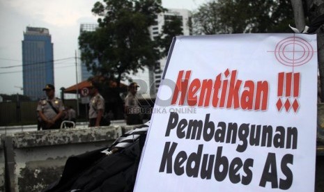  Puluhan aktivis Hizbut Tahrir Indonesia menggelar aksi demonstrasi di depan Kedubes AS, Jakarta, Jumat (1/11).  (Republika/Yasin Habibi)