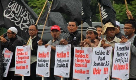  Puluhan aktivis Hizbut Tahrir Indonesia menggelar aksi demonstrasi di depan Kedubes AS, Jakarta, Jumat (1/11).  (Republika/Yasin Habibi)