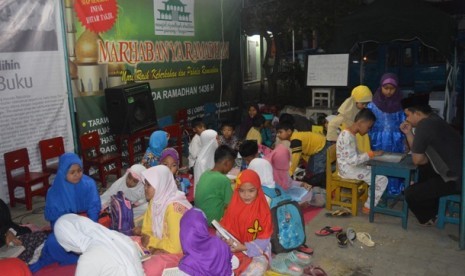 puluhan siswa mulai tingkat SD hingga SMP mengikuti bimbingan Alquran di Masjid Riyadlush Shalihin Parung