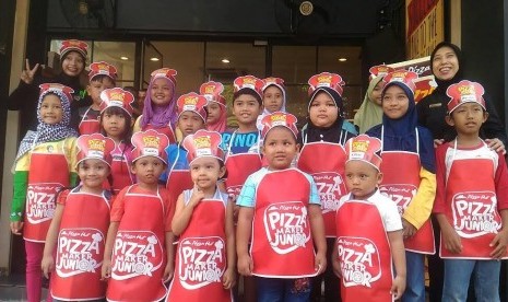 Puluhan anak belajar membuat pizza di Pizza Hut, sabtu (13/5).