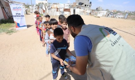 Puluhan anak di lapangan Johr Al Deek, wilayah Gaza Tengah berkumpul menerima paket iftar Aksi Cepat Tanggap (ACT). 