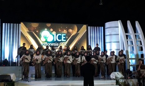 Puluhan anak juara binaan Rumah Zakat memainkan angklung dengan irama lagu nasional dalam acara Indonesia CSR Exhibition 2017 di Kartika Expo, Balai Kartini, Jalan Gatot Subroto, Jakarta Selatan, Jumat (18/8) pagi.