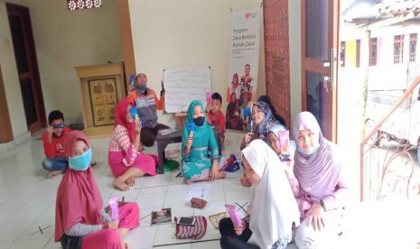 Puluhan anak SD dan SMP senang lantaran sore ini, Sabtu (14/11) mereka mendapatkan hadiah ice cream dari mentornya. Setiap hari Sabtu mereka mengikuti program bimbingan belajar (bimbel) yang diadakan secara gratis oleh Rumah Zakat.