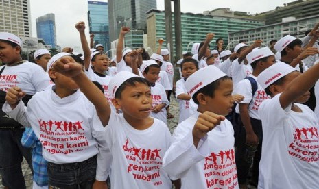 Puluhan anak yatim piatu mengikuti aksi di kawasan Bundaran HI Jakarta, Sabtu (1/6).  (Antara//Wahyu Putro)