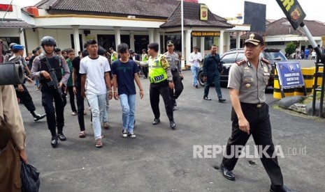 Puluhan anggota berandalan bermotor diamankan Polres Sukabumi Kota dan diperlihatkan ke masyarakat Ahad (11/3).