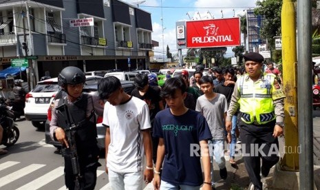 Puluhan anggota berandalan bermotor diamankan Polres Sukabumi Kota dan diperlihatkan ke masyarakat Ahad (11/3).