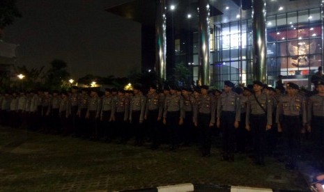 Puluhan anggota Brimob berjaga di gedung KPK, sejak Rabu (15/11) sore.