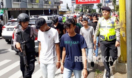 Puluhan anggota geng motor diamankan Polres Sukabumi Kota dan diperlihatkan ke masyarakat di kawasan Tugu Adipura Sukabumi, Ahad (11/3).