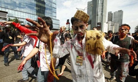 Komunitas Indonesian Zombie Club dalam aksinya di Jakarta Community Carnival