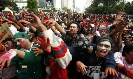  Puluhan anggota komunitas Indonesian Zombie Club menggelar aksi di Jalan MH Thamrin, Jakarta, Ahad (27/1),mengajak warga Jakarta untuk menjaga kebersihan lingkungan. (Republika/Adhi Wicaksono)