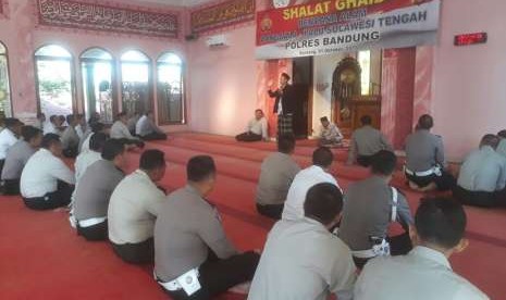 Puluhan anggota Polres Bandung melaksanakan salat gaib untuk korban meninggal bencana gempa di Donggala-Palu, Sulawesi Tengah, Senin (1/10).