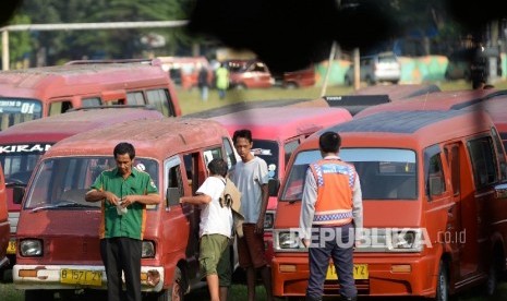 Puluhan angkutan umum dikandangkan di Lapangan Multi Guna Kota Bekasi, Jabar, Kamis (11/8).  (Republika/Yasin Habibi)