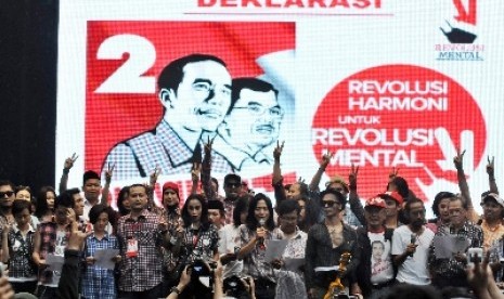 Puluhan artis dan seniman menyatakan dukungan terhadap pasangan Joko Widodo dan Jusuf Kalla pada Pemilihan Presiden (Pilpres) 2014 melalui Gerakan Revolusi Harmoni di Senayan, Jakarta, Rabu (11/6). 