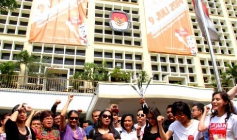 Puluhan artis yang tergabung dalam Suara Masyarakat Untuk Pilpres Jujur membacakan petisi Lawan Pilpres Curang di KPU Jakarta, Selasa (8/7). 