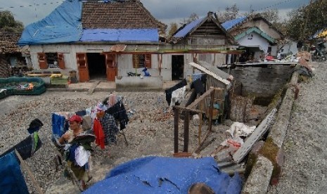 Puluhan atap rumah ditutupi terpal di kawasan Desa Laharpang , Puncu, Kediri, Jawa Timur. Di Kabupaten Kediri tercatat ada lebih dari 19.000 rumah rusak akibat letusan Gunung Kelud. 