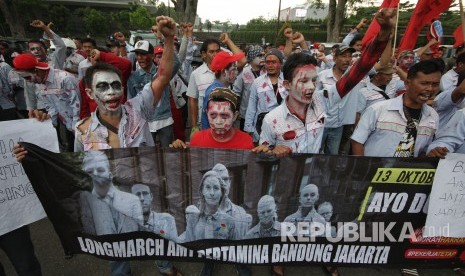 Ratusan awak tanki Pertamina berpenampilan seperti zombi menggelar aksi menuntut pembatalan PHK di depan Gedung Sate, Kota Bandung, sebelum melakukan longmarch ke Jakarta, Jumat (13/10).