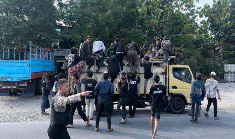  Puluhan Bonek diamankan dan dipulangkan kembali oleh Polresta Solo, Jumat (23/6/2023). 