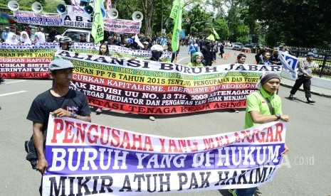 Puluhan buruh yang tergabung dalam Aliansi Buruh Jabar menggelar aksi di halaman depan Gedung Sate, Kota Bandung, Senin (6/2). Aksi tersebut salah satunya menuntut pemerintah tegas mendeportasi tenaga kerja asing (TKA) ilegal yang saat ini banyak berdatang