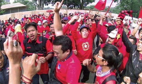 Puluhan buruh yang tergabung dalam KASBI melakukan aksi di depan Gedung Sate, Kota Bandung, Selasa (24/11). Aksi tersebut menuntut pemerintah menghapus Peraturan Pemerintah nomor 78 Tahun 2015 tentang Pengupahan yang dinilai merugikan para buruh.