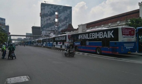 Puluhan bus Transjakarta yang diparkir di Halte Harmoni karena sopir bus Transjakarta yang sedang melakukan mogok kerja, Senin (12/6).