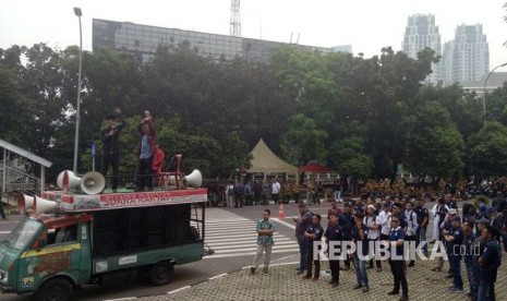 Puluhan demonstran melakukan unjuk rasa terkait penyebutan nama Amien Rais dalam kasus dugaan korupsi alat kesehatan, di halaman Gedung Komisi Pemberantasan Korupsi (KPK) di Jakarta, Senin (5/6). 