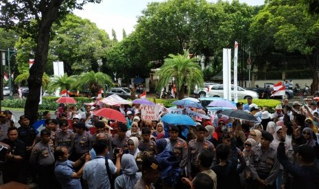 Puluhan emak-emak yang tergabung dalam Panggung Perlawanan Rakyat, menggelar aksi di depan Kantor KPU, Menteng, Jakarta Pusat, Ahad (21/4) sore. Mereka meminta KPU tidak mencurangi hasil pemilu.