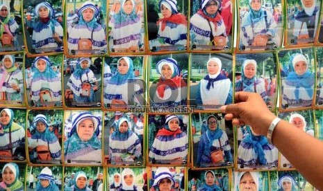  Puluhan foto jamaah calon haji kloter 29 asal DKI Jakarta dipajang di halaman Asrama Haji, Pondok Gede, Jakarta Timur, Rabu (10/10). (Agung Supriyanto/Republika)