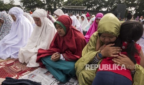 Puluhan guru honorer melakukan Istighosah dan menggelar doa bersama di Alun-alun Kota Bandung, Jawa Barat, Rabu (27/12).