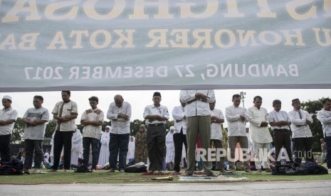 Puluhan guru honorer melakukan salat Dhuha dan doa bersama di Alun-alun Kota Bandung, Jawa Barat, Rabu (27/12). 