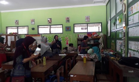 Puluhan guru, kepala sekolah dan pengawas dari Kabupaten Banggai melakunan kunjungan studi banding me SD Negeri 2 Karangmloko Kabupaten Sleman, Kamis (14/9). 