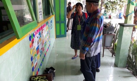 Puluhan guru, kepala sekolah dan pengawas dari Kabupaten Banggai melakunan kunjungan studi banding ke SD Negeri 2 Karangmloko Kabupaten Sleman, Kamis (14/9). 