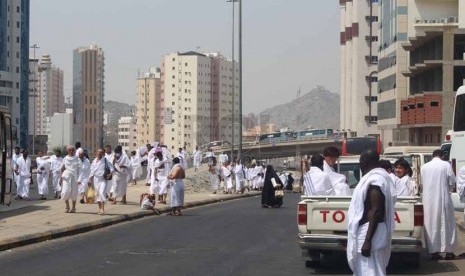 Puluhan jamaah haji yang menjalankan sunnah Tarwiyah menuju Mina di depan Terowongan Malik Fahd atau depan Kantor Misi Haji Indonesia, Makkah, Arab Saudi.