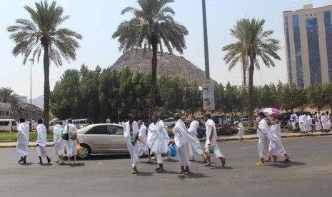 Puluhan jamah haji yang menjalankan sunnah Tarwiyah menuju Mina di depan Terowongan Malik Fahd atau depan Kantor Misi Haji Indonesia, Makkah, Arab Saudi.