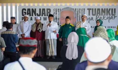 Puluhan kalangan alim ulama, kiai, ustaz, dan ustazah serta Nyai Ning bersama relawan Himpunan Santri Nusantara (Hisnu) melakukan deklarasi dukungan untuk Ganjar Pranowo presiden 2024 di Posko Pemenangan Jalan Wijaya, Kelurahan Petogogan, Kecamatan Kebayoran Baru, Kota Jakarta Selatan, Daerah Khusus Ibukota (DKI) Jakarta. 