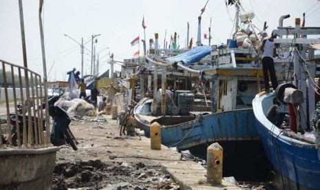 Puluhan kapal nelayan ditambatkan di dermaga Pantai Karangsong, Kabupaten Indramayu, Kamis (20/2). (Republika/Edi Yusuf)