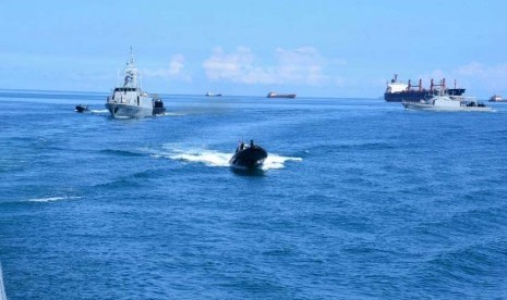 Puluhan kapal perang asing melaksanakan Sea Phase latihan bersama tahap laut dengan kapal perang TNI Angkatan Laut yang sekaligus menutup rangkaian kegiatan Komodo 2016 yang digelar selama 12-16 April 2016 di Padang dan Mentawai.