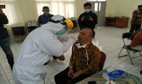 Puluhan Karyawan dan guru SMA 4 Tasikmalaya  menjalani tes swab 