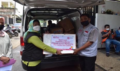 Puluhan korban banjir  telah menerima bantuan berupa paket sembako berisi beras, mie instan, susu UHT dan kue kering pada, Jumat (5/11). Bantuan tersebut disalurkan oleh Budiyono, Manager Pemberdayaan PYI Yatim dan Zakat di Jl. Mekar Bungah, Kelurahan Cijerah, Kecamatan Bandung Kulon.