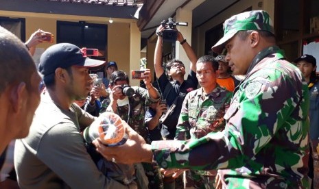 Puluhan korban longsor di Desa Sirna Resmi Kecamatan Cisolok Kabupaten Sukabumi mendapatkan bantuan paket sembako dan peralatan lainnya Jumat (4/1). Bantuan berasal dari bantuan warga dan instansi pemeritah maupun swasta.