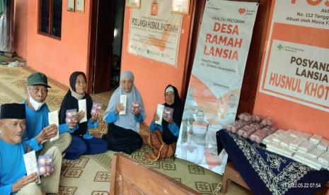 Puluhan lansia nampak antusias menghadiri acara pengecekan rutin metabolik yang dilaksanakan Ahad (22/5/2022) pagi, di LKS Pos Lansia Husnul Khotimah Dusun Jetis Kulon, Desa Pacarejo, Kecamatan Semanu, Kabupaten Gunungkidul.