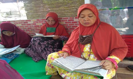 Puluhan lansia semangat belajar mengaji dalam program Pesantren Ramadhan Lansia. Kegiatan teresbut digelar oleh Rumah Zakat, di Taman Lansia Binaan Rumah Zakat Desa Tegalurung, Kecamatan Balongan, Kabupaten Indramayu. 