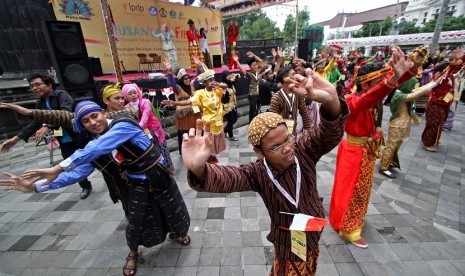 Puluhan mahasiswa dari Angkatan 27 melakukan Flashmob saat menggelar acara penutupan Persiapan Keberangkatan (PK) Angkatan 27 di Plasa Monumen Serangan Umum 1 Maret, Yogyakarta, Sabtu (14/2). Lembaga Pengelola Dana Pendidikan (LPDP) memberikan kesempatan b