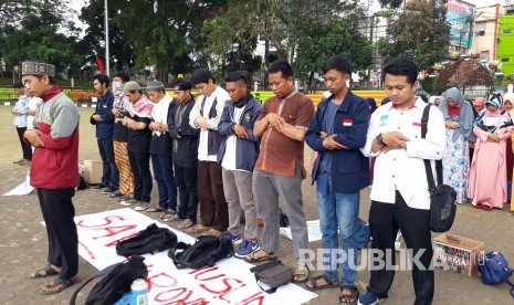 Puluhan mahasiswa Kesatuan Aksi Mahasiswa Muslim Indonesia (KAMMI) Sukabumi menggelar aksi shalat ghaib, di Lapangan Merdeka Kota Sukabumi Ahad (3/9). Aksi ini untuk mendoakan muslim Rohingya yang terbunuh oleh militer Myanmar.