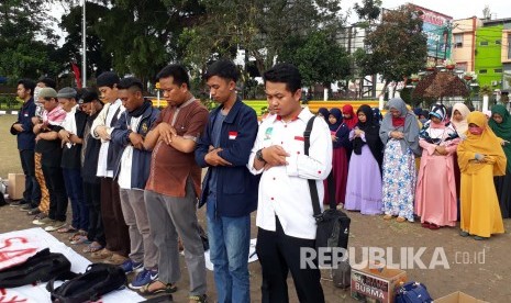 Puluhan mahasiswa Kesatuan Aksi Mahasiswa Muslim Indonesia (KAMMI) Sukabumi menggelar aksi shalat ghaib, di Lapangan Merdeka Kota Sukabumi Ahad (3/9). Aksi ini untuk mendoakan muslim Rohingya yang terbunuh oleh militer Myanmar.