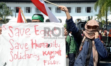  Puluhan mahasiswa melakukan aksi solidaritas Mesir di halaman Gedung DPRD Jabar,Bandung, Rabu (30/7). (Republika/Edi Yusuf)