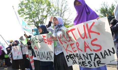  Puluhan mahasiswa melakukan aksi solidaritas Mesir di halaman Gedung DPRD Jabar,Bandung, Rabu (30/7). (Republika/Edi Yusuf)